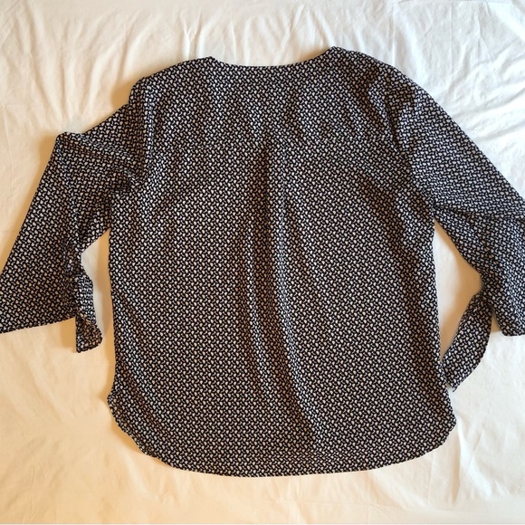 Michael Kors Black & White Asymmetrical Blouse w/ 3/4 Length Tie Sleeves Size M - Picture 4 of 8